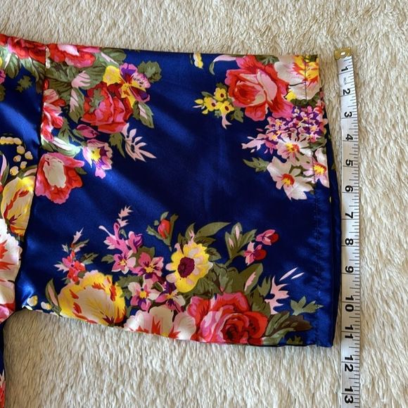 Embroidered floral robe size large - Picture 13 of 16